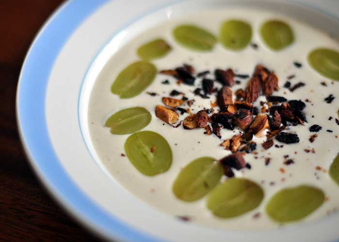 Ajo blanco o sopa típica de Málaga