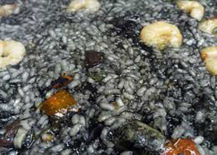 Plato típico valenciano de arroz negro con calamares o sepia