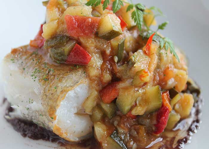 Bacalao al horno con tomate y verduras