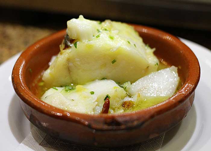 Bacalao con salsa blanca llamada pil-pil típica vasca