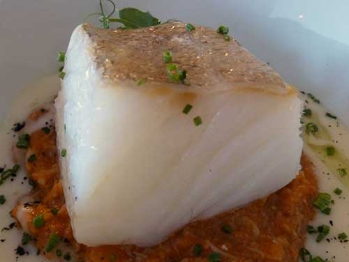 Bacalao confitado con ajos y guindilla