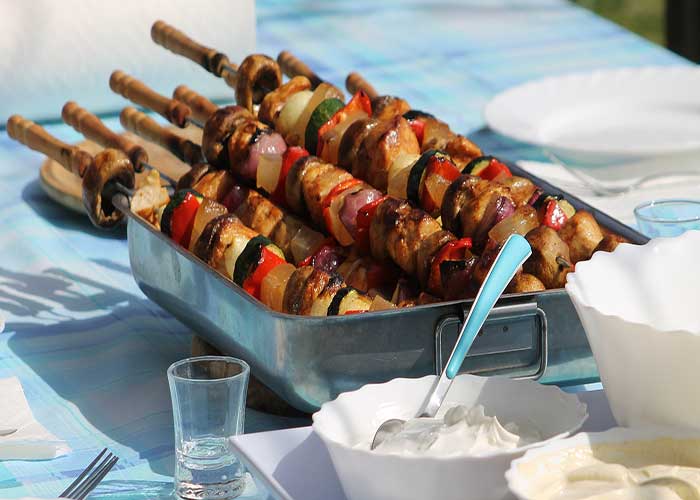 Brochetas de champiñones y verduras a la plancha o parrilla