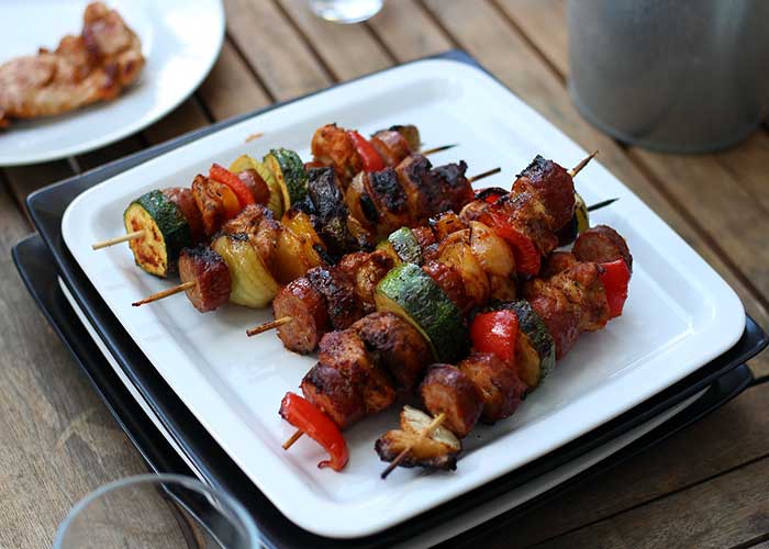 Brochetas de pollo o de ternera a la parrilla o plancha