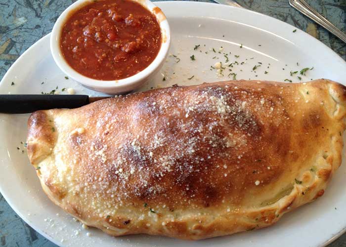 Calzone de espinacas, jamón y queso