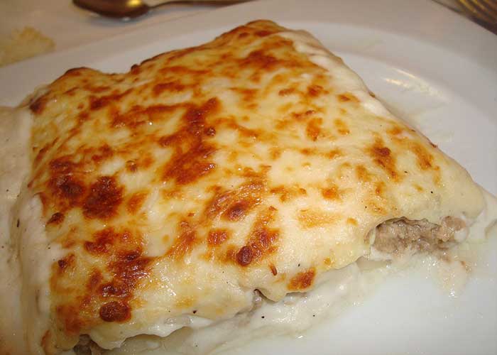 Canelones de carne gratinados con salsa bechamel