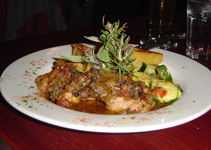 Plato de conejo guisado a la cazadora