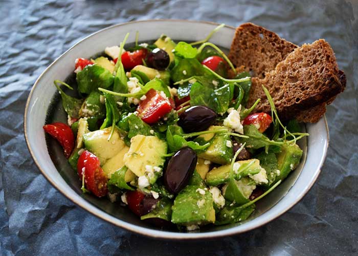 Ensalada con aguacate, queso blanco y frutos secos