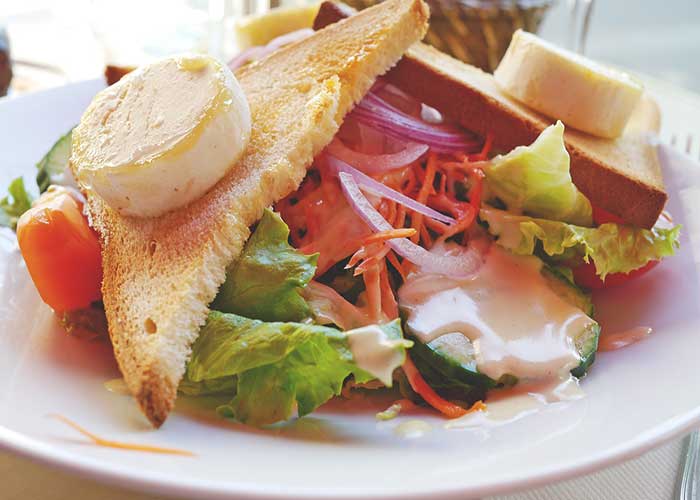 Ensalada templada de queso y tomate