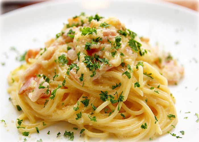 Espaguetis a la carbonara típico de Italia