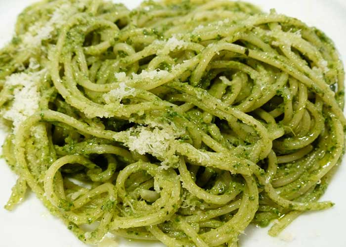 Espaguetis a la salsa pesto típica de Italia