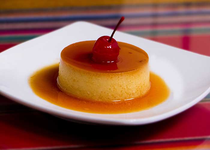 Postre de flan de huevo casero con caramelo