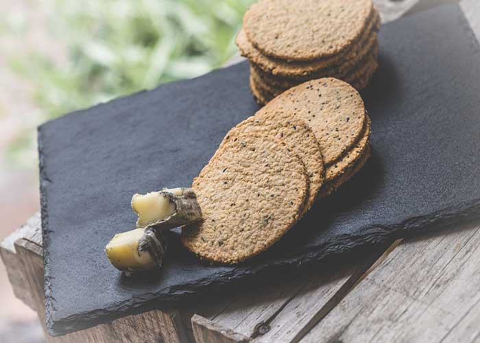 Galletas saladas de queso y aceitunas negras