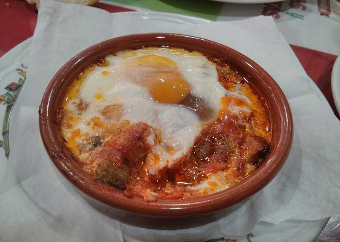 Huevos a la flamenca en cazuela de barro