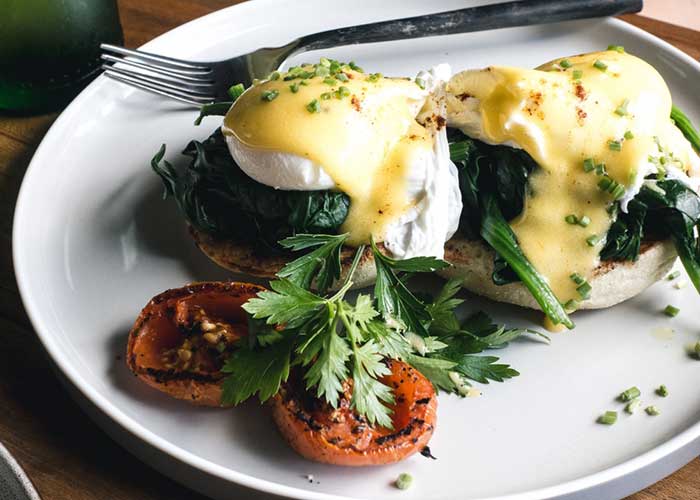 Huevos escalfados con espinacas y salsa bechamel o mahonesa