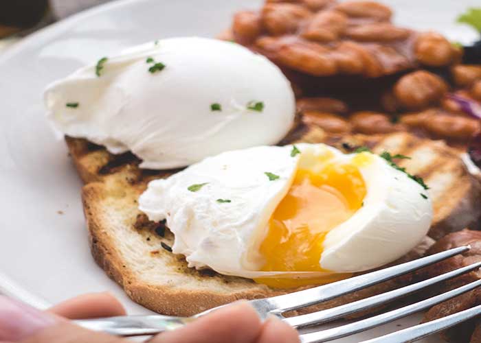 Cómo hacer los huevos escalfados perfectos