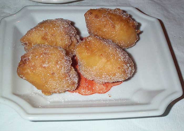 Postre de leche frita con canela y azúcar