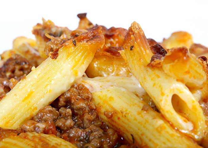 Pasta de macarrones con salsa de tomate y carne