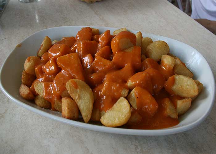 Plato de patatas bravas para tapear