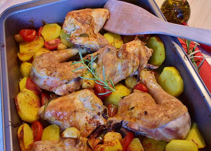 Pollo troceado al horno con guarnición