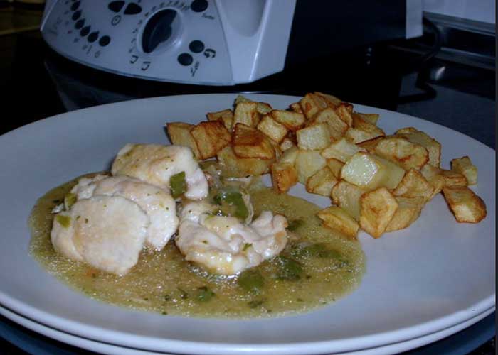 Pollo troceado con salsa de almendras y piñones