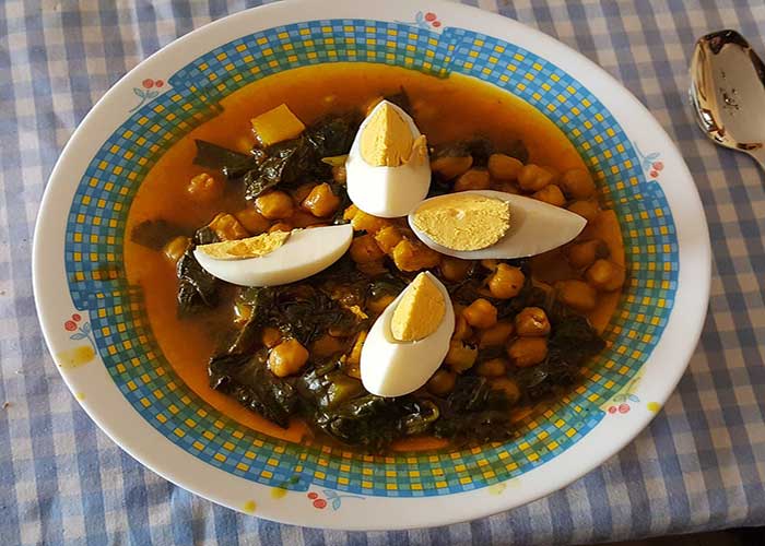 Potaje de garbanzos con bacalao y espinacas o acelgas