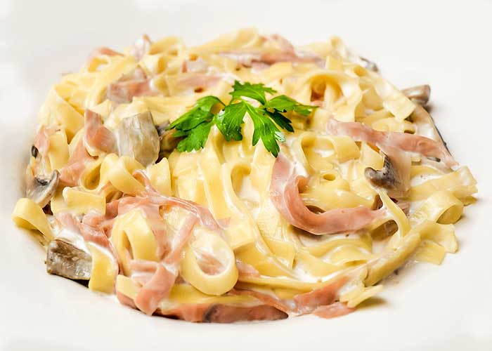 Salsa carbonara italiana para pastas