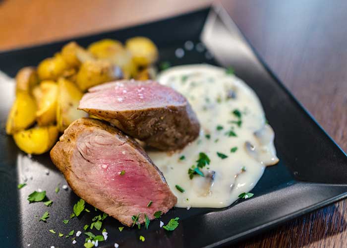 Plato de solomillo a la pimienta negra, verde o roja