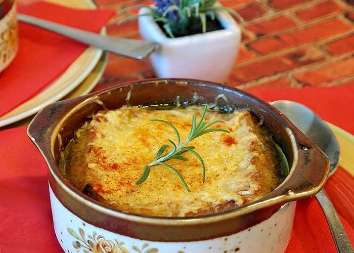 Sopa de cebolla, pan y queso