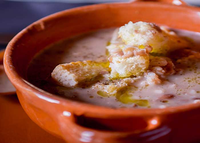 Sopa con tocino, huevo, pan y poleo