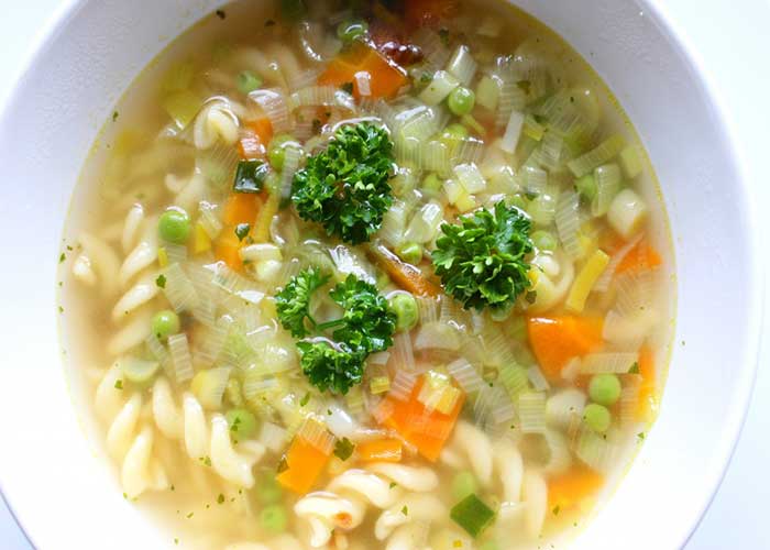 Sopa minestrone a la piamontesa típica de Italia