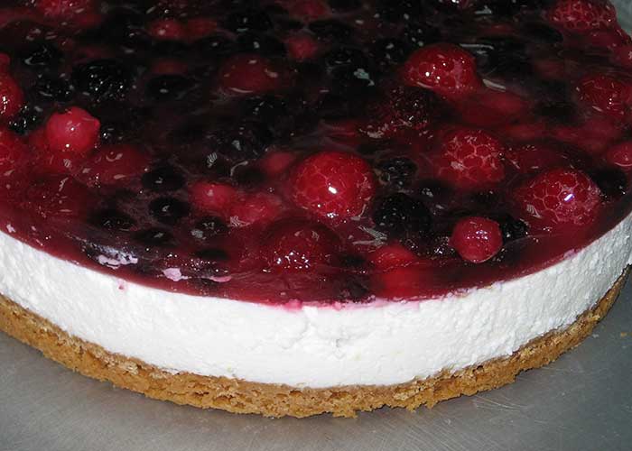 Tarta de queso al horno con cobertura de fresas, frambuesa y arándanos