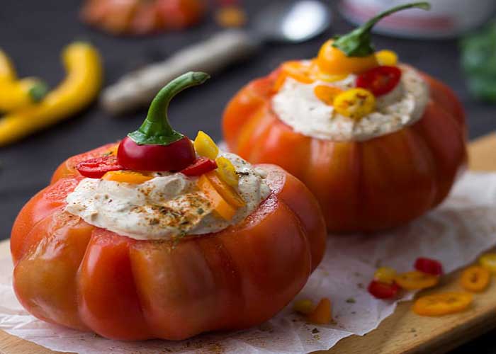 Tomates rellenos de carne, arroz y otros ingredientes