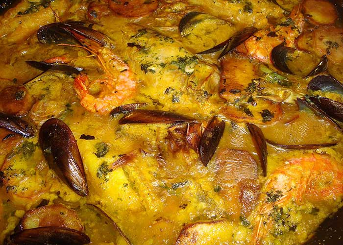 Zarzuela de pescado y marisco, un guiso muy típico de la Navidad